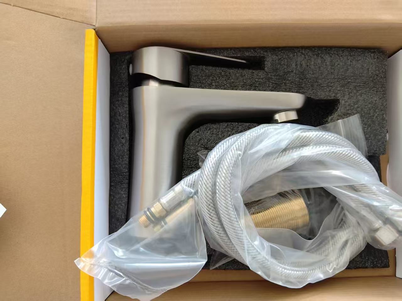 Basin faucet and hoses protected by foam and bags inside a carton